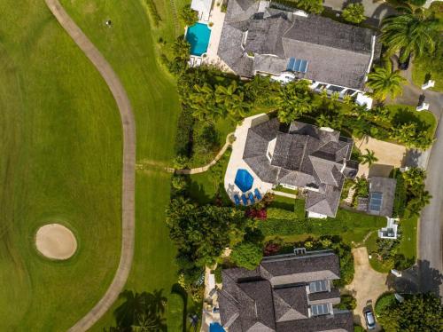 Royal Westmoreland - Villa Grove home في سانت جيمس: إطلالة علوية على منزل مع ساحة