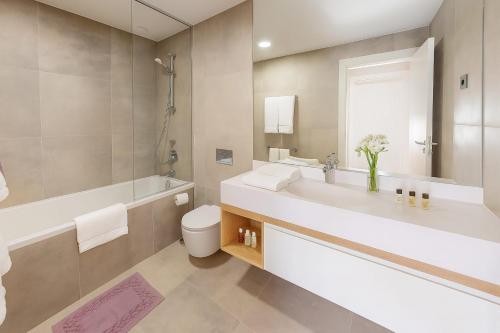 Bilik mandi di LikeHome Cityscape