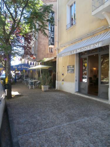 a street in front of a building at Le Moderne in Saint-Paul-le-Jeune