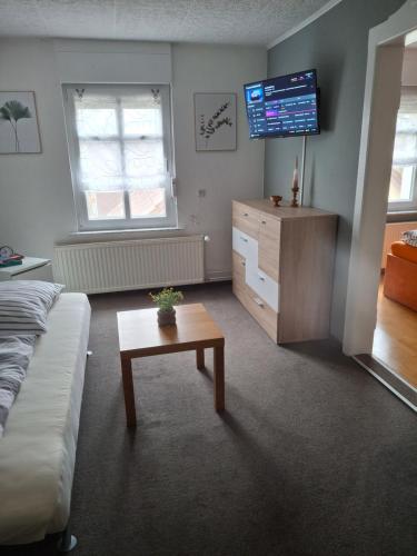 Televisyen dan/atau pusat hiburan di Juli's Ferienhaus im Spreewald