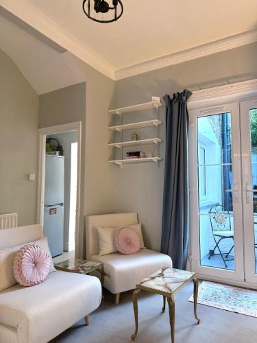 Posezení v ubytování Classically Elegant Designer Apartment