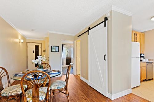 een keuken en eetkamer met een deur naar een eettafel bij Kahana Manor 316 condo in Kahana