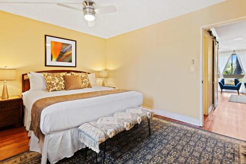 een slaapkamer met een groot bed en een raam bij Kahana Manor 316 condo in Kahana