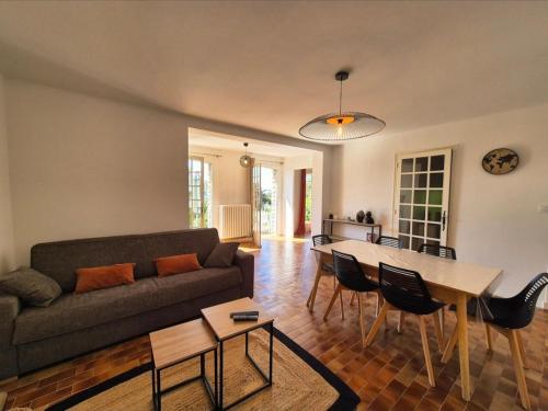 un salon avec un canapé et une table dans l'établissement Villa Marguerite T3 vue mer, à Bandol