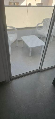 Balkoni atau teres di two-bedroom apartment with a living room, kitchen and balcony