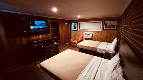 Ένα ή περισσότερα κρεβάτια σε δωμάτιο στο Richmond Motel