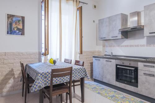 una sala da pranzo con tavolo e sedie in cucina di Vietri House 88 a Vietri
