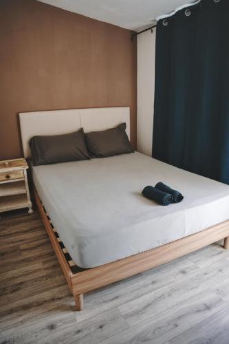 Ce lit se trouve dans un dortoir doté d'un matelas blanc. dans l'établissement Logement avec extérieur, à Narbonne