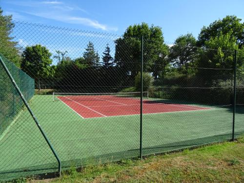 a tennis court with two tennis courts at Relais Solognot Gîte Souvigny-en-Sologne in Souvigny-en-Sologne