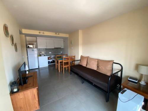 a living room with a couch and a kitchen at Bonito apartamento en Avinyó con impresionantes vistas in Avinyó