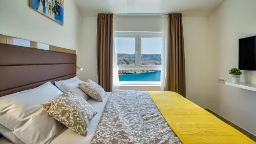 ein Schlafzimmer mit einem Bett und einem großen Fenster in der Unterkunft Vila Bernarda by Resort Čulina in Metajna