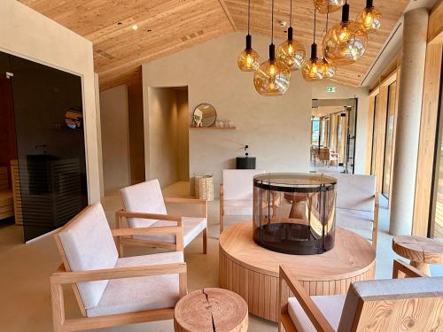 Ein Sitzbereich in der Unterkunft Lärchenlodge SkySpa and Rooftop Pool inklusive Stubai SuperCard