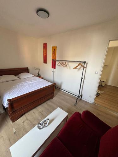 Ένα ή περισσότερα κρεβάτια σε δωμάτιο στο Chambre avec salle de bain privée, MOULIN ROUGE, 20 min de Paris APPARTEMENT COMMUN