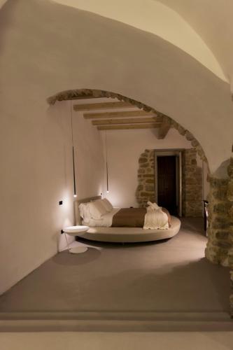 a bedroom with a bed in a room with an archway at Hotel Diffuso Antichi Ricordi in Caltanissetta