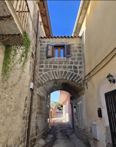 an alley with an archway between two buildings at Il Ponticello in Gradillo