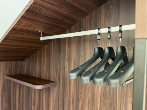 a bunch of knives hanging from a wall at Loft Dona Clara 201 Centro de Pomerode in Pomerode