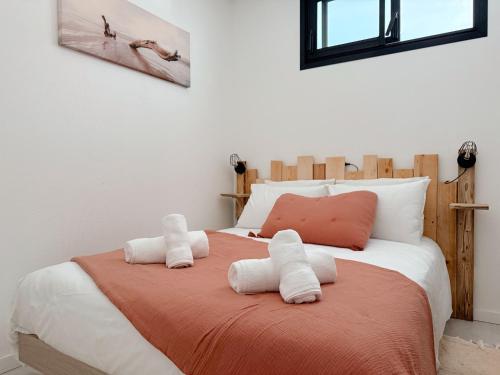 une chambre avec un lit avec deux serviettes dessus dans l'établissement Appartement tout confort avec parking, Aquarium, à La Rochelle