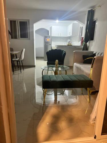 ein Wohnzimmer mit Sofa und Tisch in der Unterkunft Comodo y acogedor apartamento en Los Mameyes in Los Tres Ojos de Agua