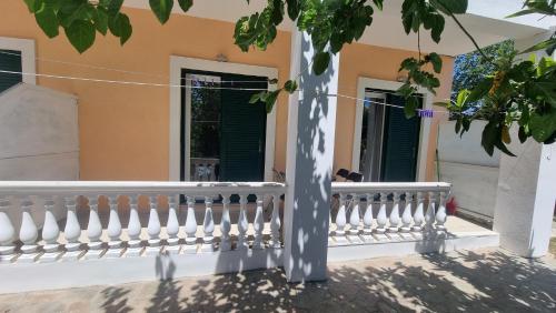Un balcón o terraza de Stamatia's Houses