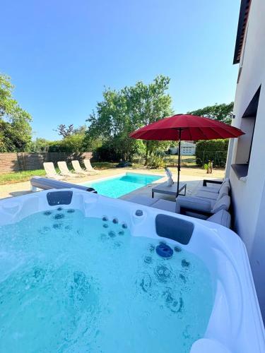 Bazén v ubytování Sumptuous luxury villa with pool and jacuzzi nebo v jeho okolí