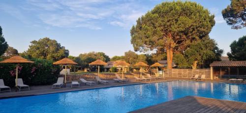 Eden Cala Rossa appartement 3 chambres et grande terrasse dans résidence hotelière Fiori di Cala Rossa à Lecci