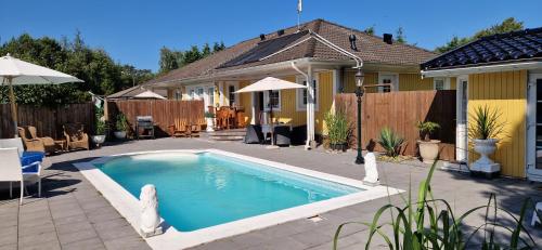 ein Swimmingpool im Hinterhof eines Hauses in der Unterkunft Strandnära Pool villa in Höllviken