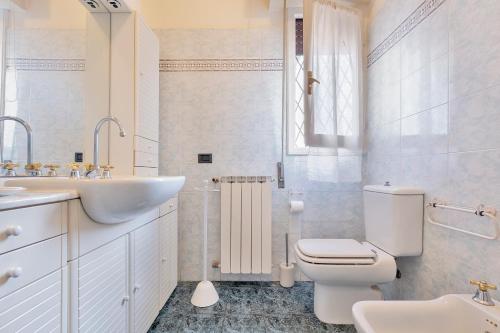 Bagno di GOLDEN LUXE - Crispi Apartment in Lido di Camaiore