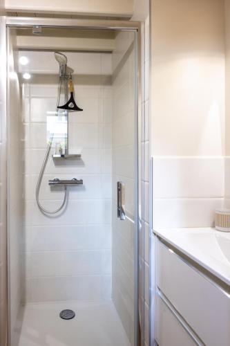 une salle de bain avec douche et lavabo dans l'établissement La p’tite barque de Saint-Malo, à Saint-Malo