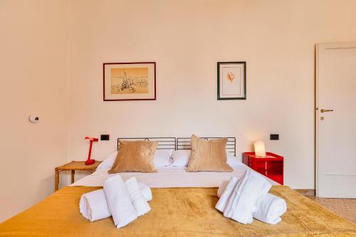 Letto o letti in una camera di GOLDEN LUXE - Crispi Apartment in Lido di Camaiore