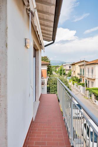 un balcone con vista su una strada di GOLDEN LUXE - Crispi Apartment in Lido di Camaiore a Lido di Camaiore