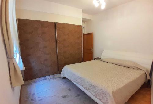 - une petite chambre avec un lit et du parquet dans l'établissement Super CENTRAL NICE, à Nice