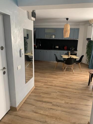una cucina e un soggiorno con tavolo e sedie di Cataleya Blue a Mamaia Nord - Năvodari