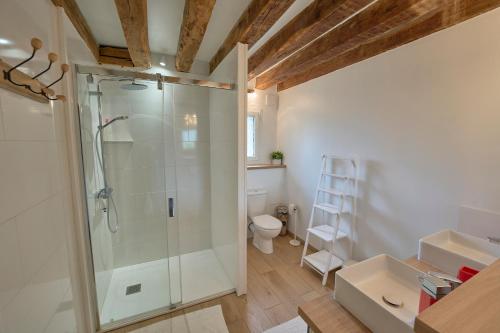 Ένα μπάνιο στο Chambres d'hôtes Le Theil