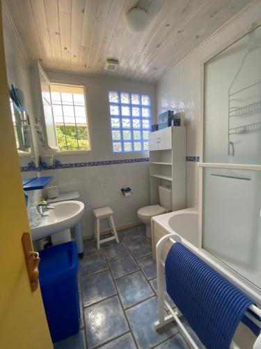 une salle de bain avec une baignoire, des toilettes et un lavabo dans l'établissement Villa CAPBRETON 5 personnes, à Capbreton