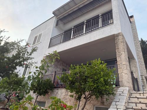 a building with a balcony on the side of it at Villa Horizon Dhermi in Dhërmi