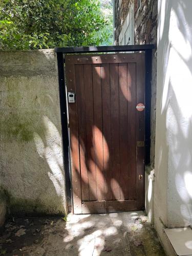 a wooden door in the side of a building at Le Petit Palmier - Gare de Melun in Melun