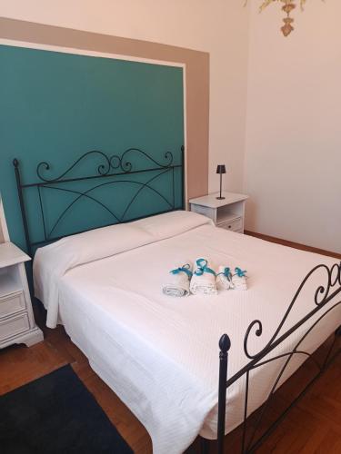 Camera da letto Wilma في فلورنسا: وجود حشرتين محشوتين على سرير