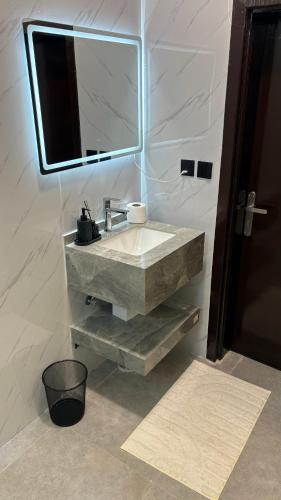 Koupelna v ubytování شقة بغرفة نوم وصاله