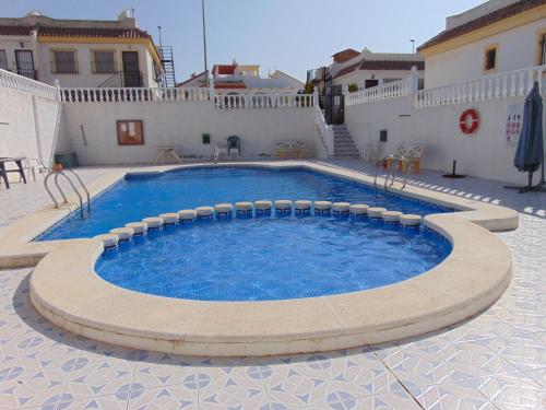 een groot zwembad midden op een binnenplaats bij Fiesta 165 in Mazarrón
