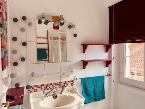 un baño con lavabo y espejo en Joli duplex plein centre, parking sur demande à la réservation, en Issoire