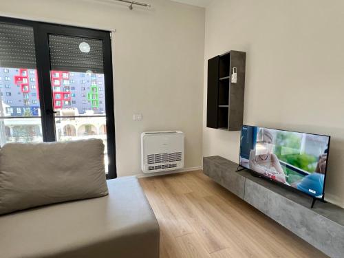 Μια τηλεόραση ή/και κέντρο ψυχαγωγίας στο Tirana Oasis Apartment