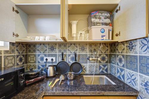 Kuchyň nebo kuchyňský kout v ubytování Luxury 1BHK Serviced Apartment nearby Rapid Metro