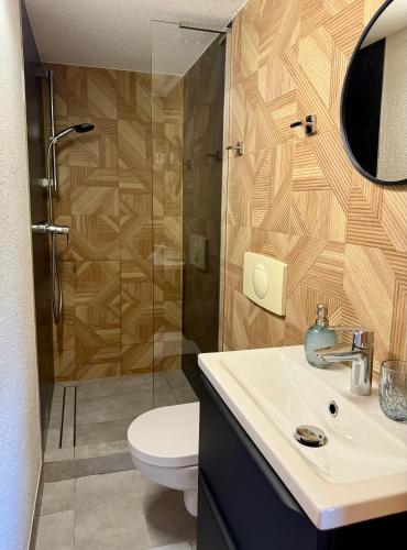 a bathroom with a shower and a sink and a toilet at Chalúpka u líšky Elišky in Ždiar