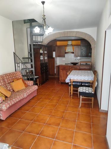 a living room with a couch and a kitchen at La Perla del Salto in Fiumata