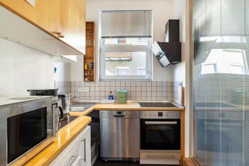 a kitchen with a sink and a stove at 140 qm großes Loft mit 2 eigenen Schlafzimmern im Fabrikstil - direkt in Groß-Umstadt - 300 m bis zum Marktplatz in Groß-Umstadt
