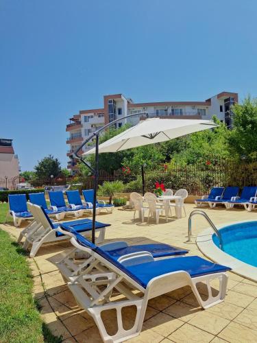 Bazén v ubytování Sineva Apartments nebo v jeho okolí