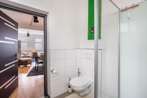 a bathroom with a toilet and a glass door at 40 qm große Studiowohnung zentral gelegen - direkt in Groß-Umstadt - 300 m bis zum Marktplatz in Groß-Umstadt