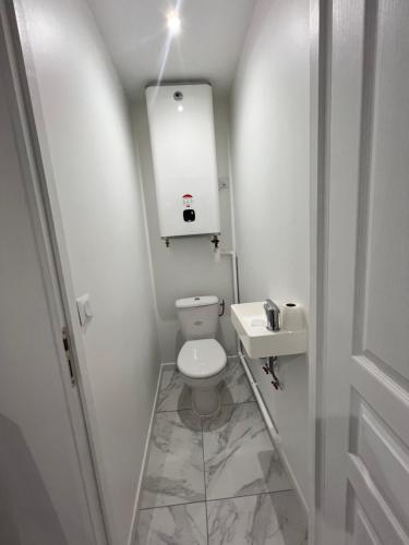 a small bathroom with a toilet and a sink at Chambre dans un appartement in Ormesson-sur-Marne