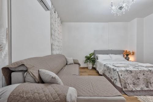 a bedroom with two beds and a couch at Leonardo apartment in Venice