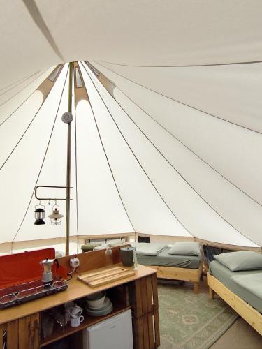 哈泽斯沃德多普Voedselbos Camping Koperwiek的帐篷里的帆船帆